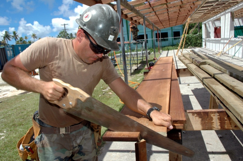 charpentier-LE VAL-min_worker_construction_building_carpenter_male_job_build_helmet-893290